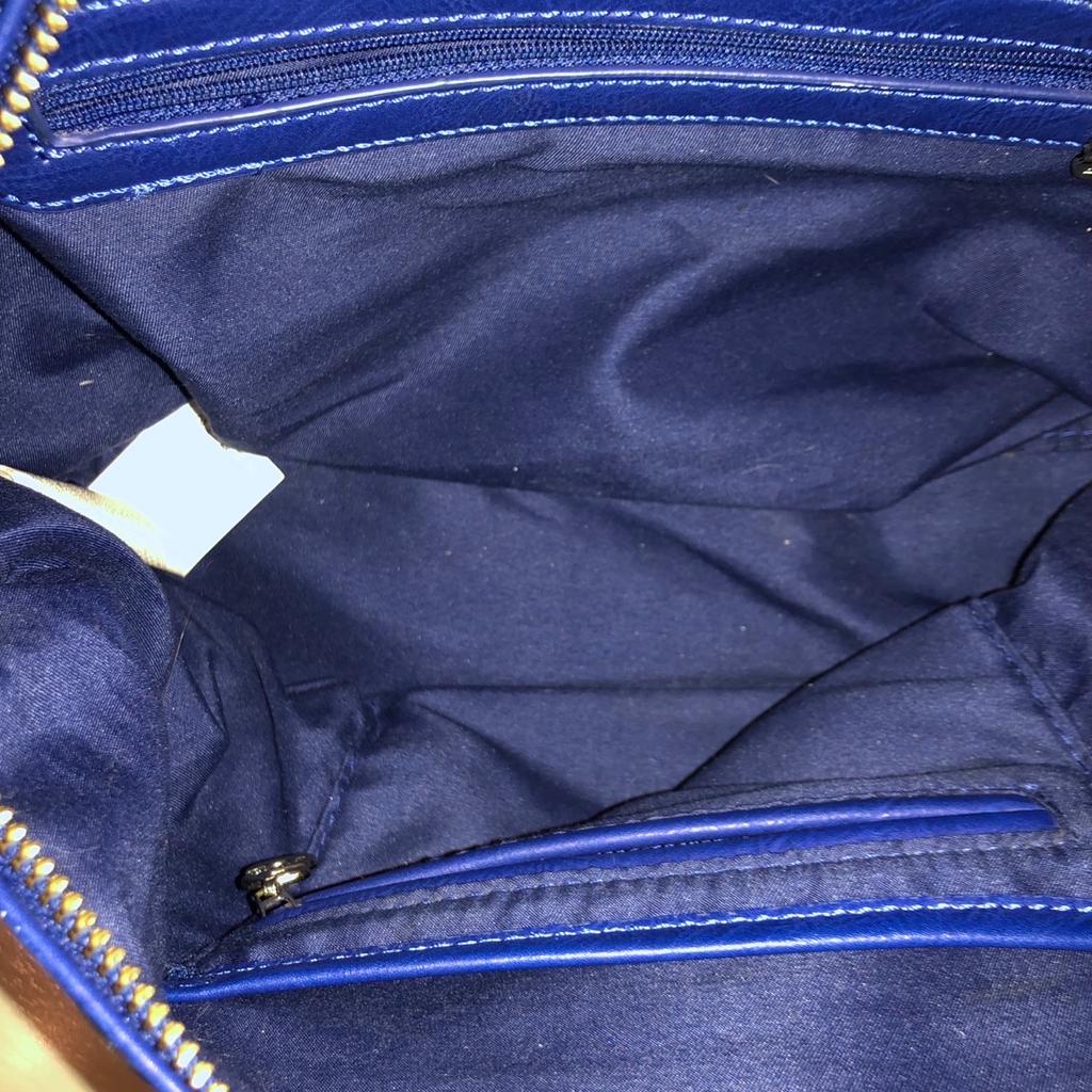 Handtasche von Desigual.
Blättert an einigen Stellen ein bisschen ab.
Farbe: blau / beige.
Selbstabholung oder Versand (Kosten trägt Käufer)
Privatverkauf daher keine Gewährleistung, Garantie oder Rücknahme