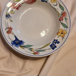Floral design plates 
Set of 6 plates 
Great condition