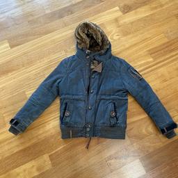 Verkaufe meine Naketano Winterjacke in M. Die Jacke ist sehr warm. Musste an der linken Seite minimal genäht werden, fällt aber kaum auf.