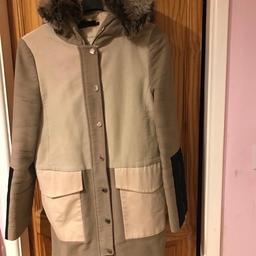 Ladies karen millen colour block parka coat, removable fur hood, few little marks barely noticeable at all see pics, cost my sister a fortune! Size 10 but will fit size 12 (which she is) , pics don’t do it justice💗