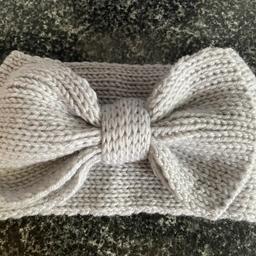 Gorgeous grey ladies ear warmer and with bow detailing 💗