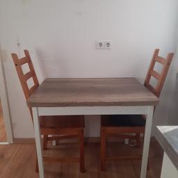 verkauft wird unser küchenesstisch mit zwei Stühlen.
Tisch ist von  beiden Seiten ausziehbar.
auch einzeln können sie es abkaufen 
20 Euro der Tisch 
jeweils 10 Euro