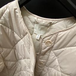 Hatte diese echt superleichte schöne helle Jacke exakt 2x an. Sie ist ultrabequem. Fette Pullover passen super darunter … 49,95€ Neupreis
