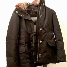 Original Peutery Winterjacke
kaum getragen, top Zustand
Grösse ist ital.40 (ist ca36 in D und Ö)
Jacke ist superwarm und hat einen Fellkragen-sehr kuschelig:)