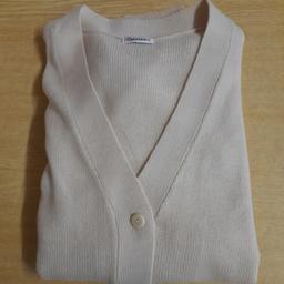 **BRAND NEW**
Beige Colour Ladies Cardigan with Long Sleeves & Front Pockets
Large Size 22/24
Supplied by Damart £23.99
(See last photograph for style)

**Postage possible at buyer's expense with payment by PayPal please so buyer protection will apply