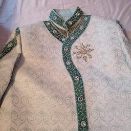 MENS ASIAN WEDDING SHERWANI WITH PYJAMA
SIZE: Xl
Condition: like new just wore for 2 hours
Excellent For wedding and party
Green and cream mix as you can see in pic that it's all printed from front and back and nice work on front and arm aswell with Cream pyjama. there is a very tiny spot which you can't even notice on right side.
Very elegant
Do not hesitate to contact for more information

NOTE - ALL SALES ARE FINAL. None refundable