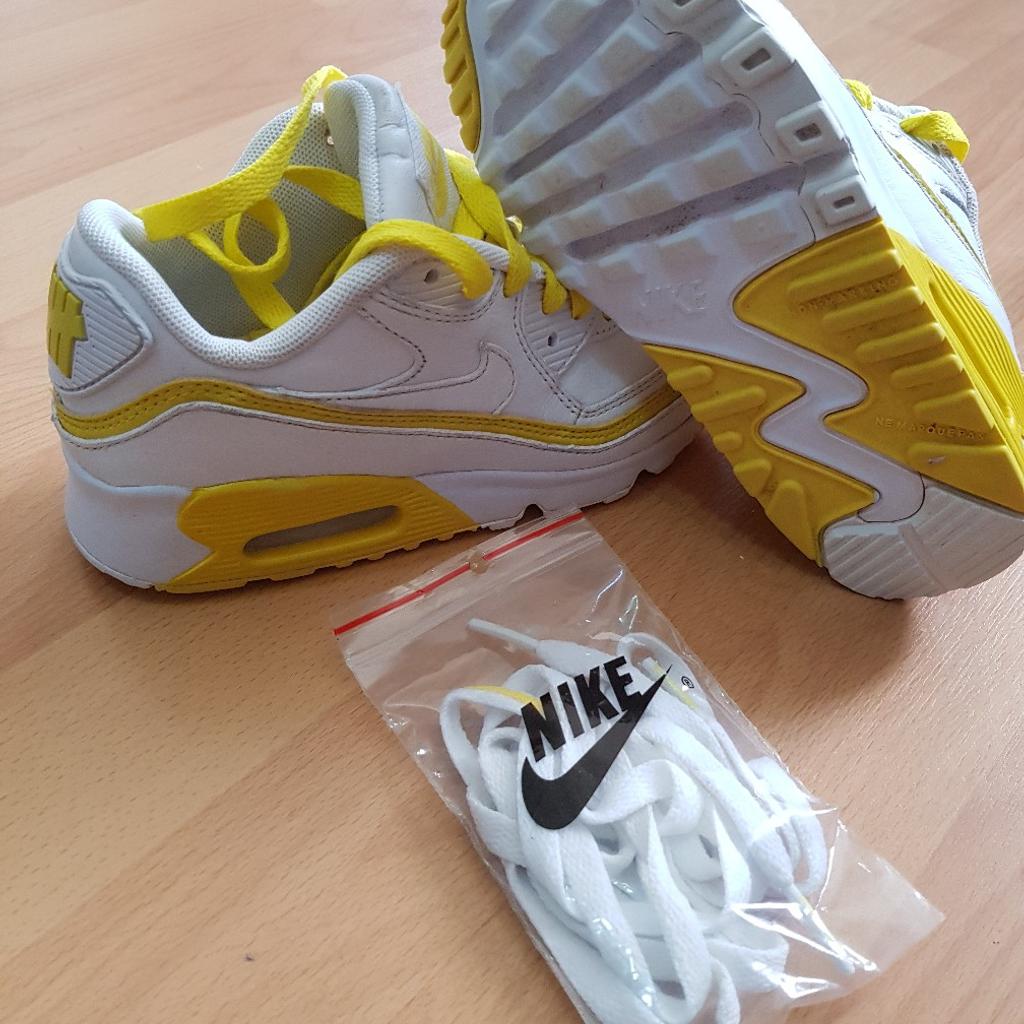 Nike Air Max 90s undefeated size 11.5 kids size. Unisex, comes with 2 different laces, white & yellow both got undefeated written on them. in very good condition, only been worn few hours. Rare Edition trainers. selling them half the price.
need gone asap,
PayPal payment only plz, or you can collect.