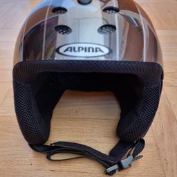 Skihelm Alpina, silber/ schwarz, Größe 58 - 61, Gewicht 500 Gramm, Halterung für Skibrille, unfallfrei. 
Preis exklusive Versandkosten.