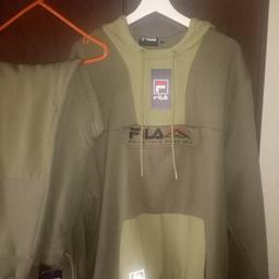 Khaki mens tracksuit.. Pants XL
Top is XXL.
Both new with tags
Postage available with Royal Mail.
Cost £85
