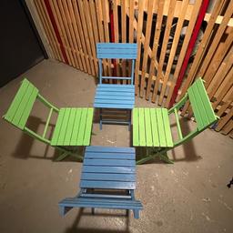 Ein- und Ausklappbar
4 Stühle (Farben: 2 mal blau, 2 mal grün)
Top Zustand