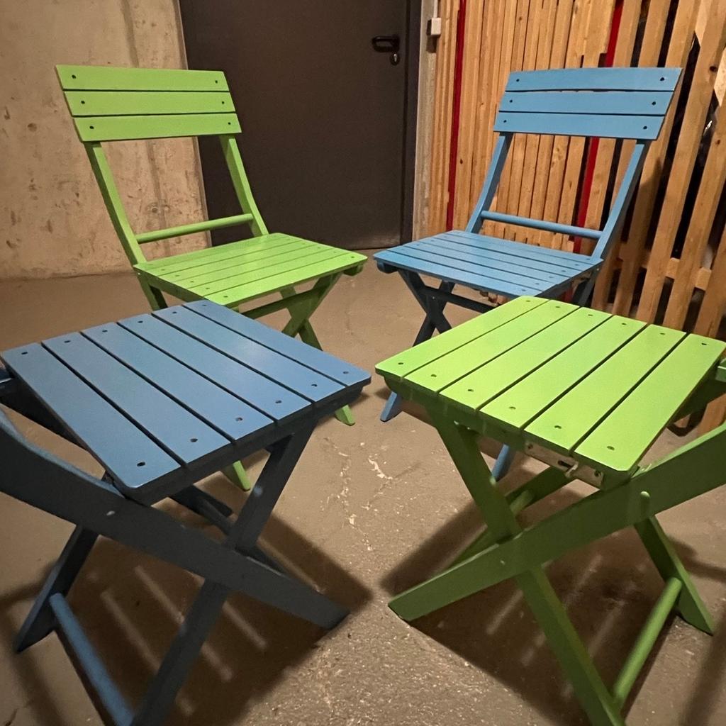 Ein- und Ausklappbar
4 Stühle (Farben: 2 mal blau, 2 mal grün)
Top Zustand