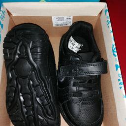 Dino hunter Clarks shoes in size 7 black.
Perfect for school 
For toddlers
Rrp £34 and has a sticker of £23.80 on

Purchased wrong size from clarks and did not return

Stomp rex

Brand new in box