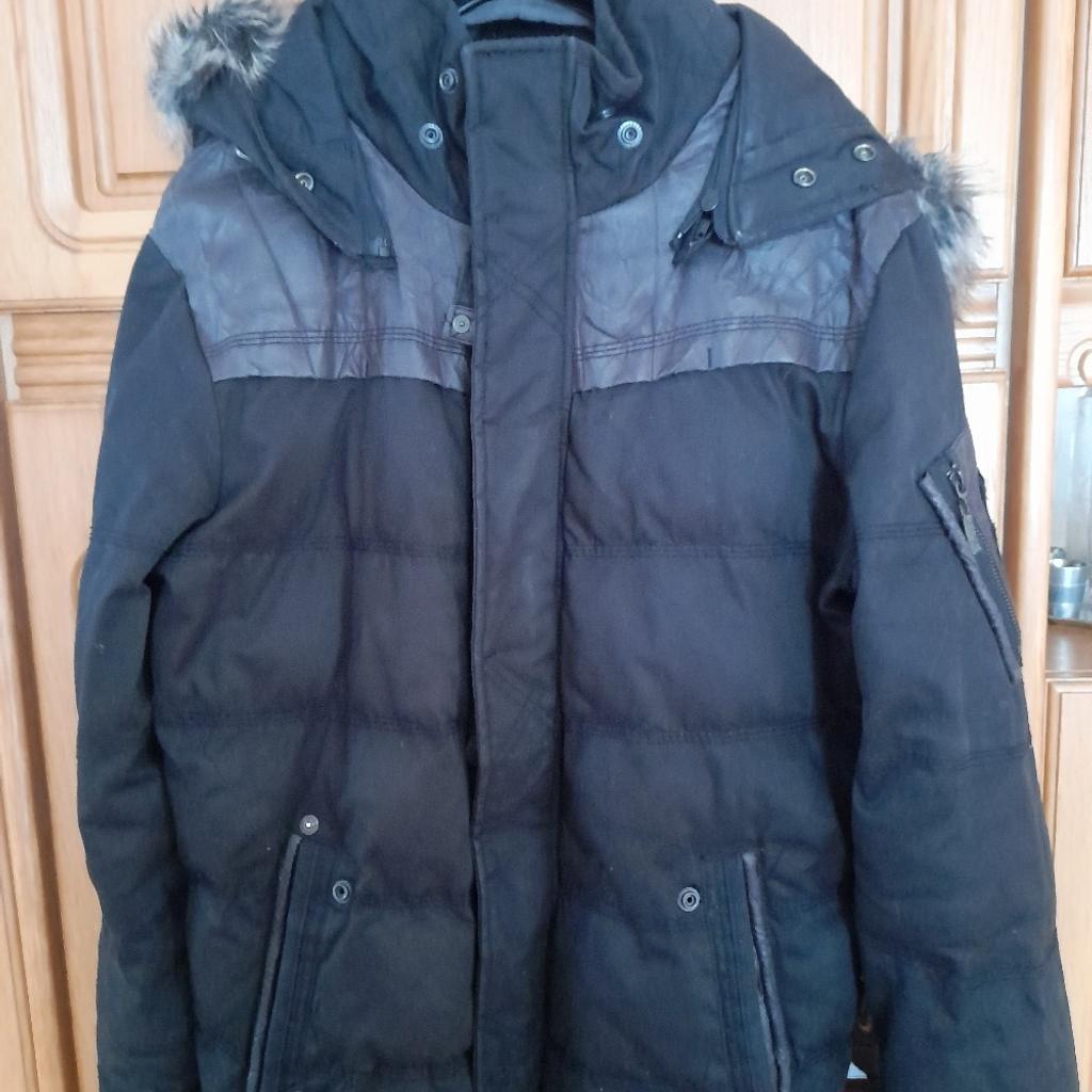 Verkaufe sehr schöne Winterjacke der Marke KHUJO, wurde zu klein gekauft.
NP. 250€