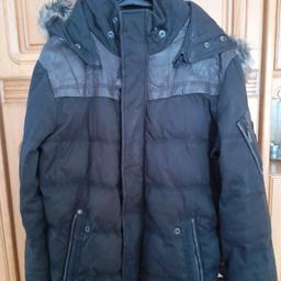 Verkaufe sehr schöne Winterjacke der Marke KHUJO, wurde zu klein gekauft.
NP. 250€