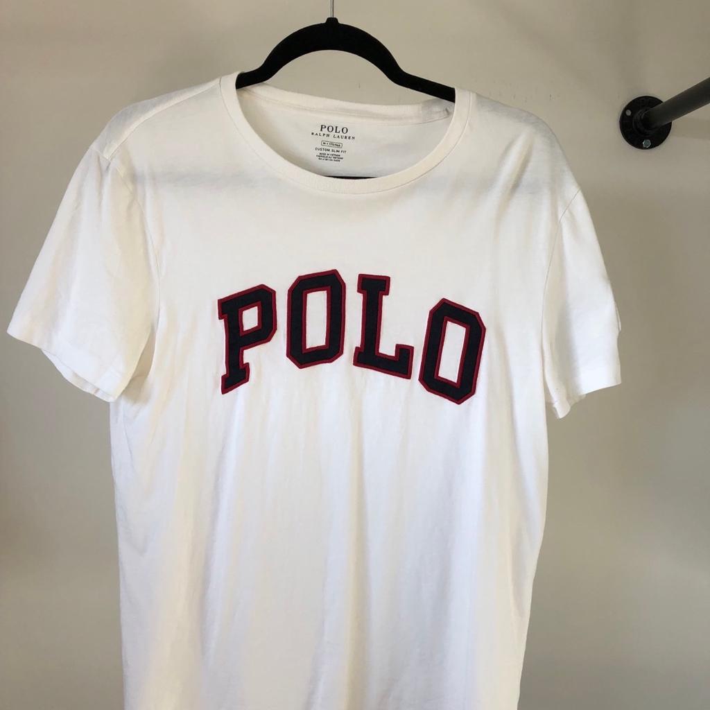Verkauft wird ein Polo Ralph Lauren T-shirt in der Größe M. Das Tshirt befindet sich in einem guten Zustand.

Versandkosten trägt der Käufer. Bezahlung per Paypal. Rückgabe nicht möglich.