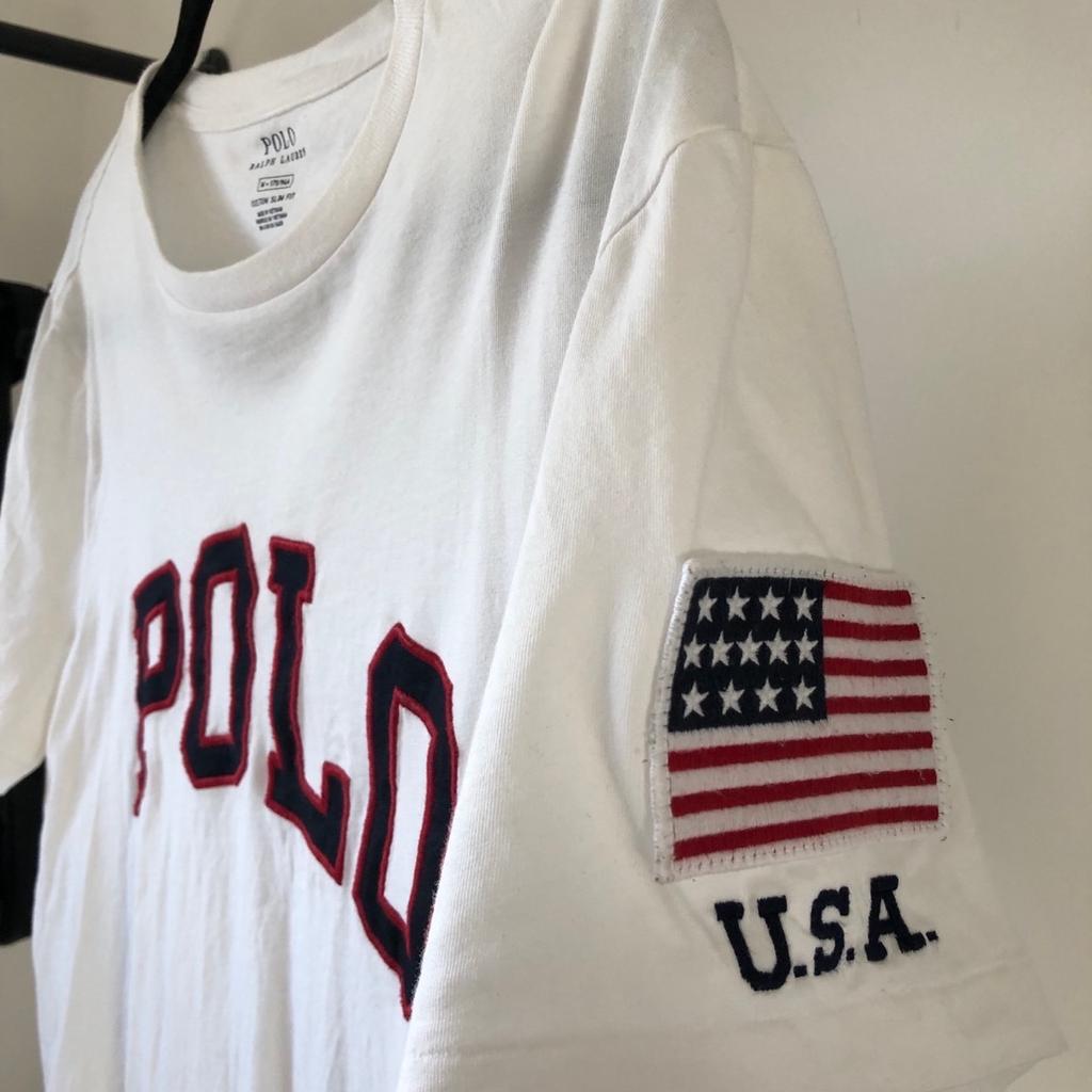 Verkauft wird ein Polo Ralph Lauren T-shirt in der Größe M. Das Tshirt befindet sich in einem guten Zustand.

Versandkosten trägt der Käufer. Bezahlung per Paypal. Rückgabe nicht möglich.