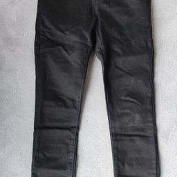 Schwarze schmale Jeans von Denim & Co, ausgeschrieben mit 34, einfache Bundweite ca. 32cm, Innenbeinlänge ca. 70cm, Außenbeinlänge ca. 92cm.
63% Baumwolle, 11% Viskose und 2% Elasthan