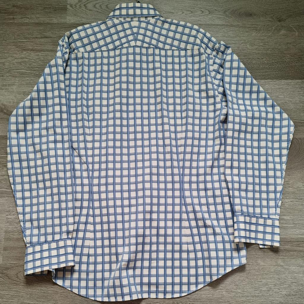 Men's Ted Baker Shirt

Worn but still in very good clean condition

Ted Baker Size 6

From a smoke free home

Collection Only