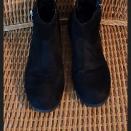 Biete Graceland Damen Stiefeletten in Gr.38 an! 
Die Schuhe sind in einem sehr guten Zustand! 
Tier-und Raucherfrei! 
Kein PayPal! 
Keine Kostenübernahme bei verlorengegangene Ware!