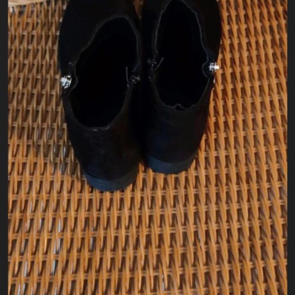 Biete Graceland Damen Stiefeletten in Gr.38 an!
Die Schuhe sind in einem sehr guten Zustand!
Tier-und Raucherfrei!
Kein PayPal!
Keine Kostenübernahme bei verlorengegangene Ware!