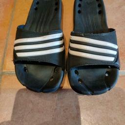 Biete Adidas Badelatschen in Gr.36,5 an! Die Schuhe sind in einem guten Zustand! 
Tier-und Raucherfrei! 
Kein PayPal! 
Keine Kostenübernahme bei verlorengegangene Ware!