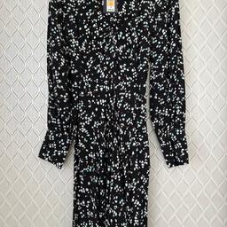 Brand new with tags
Marks and Spencer long sleeve maxi dress 
Size 6
Rrp £39.50
Selling for £12