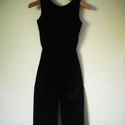 Arket velvet jump suit with poppers on shoulder and full cotton lining on the inside.
Brand new.
Size 134 or 9-10 year old