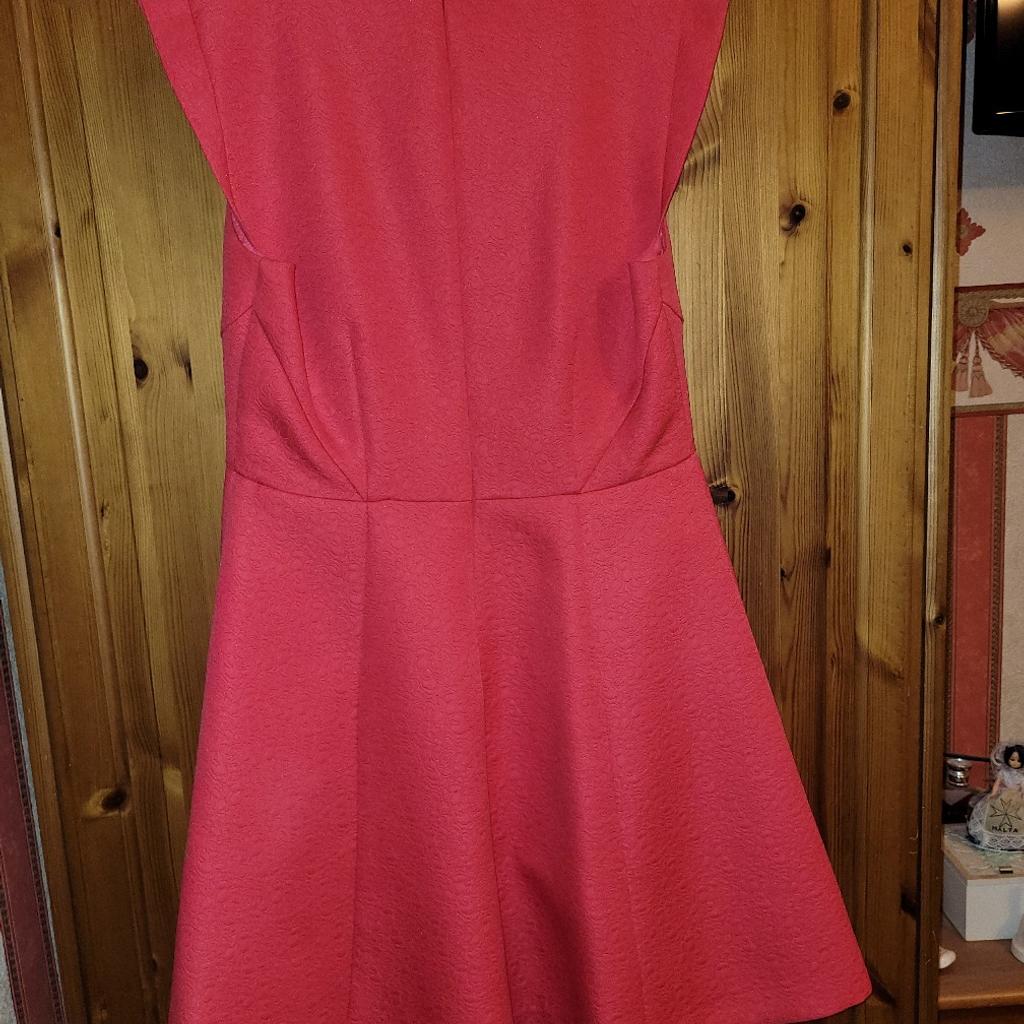 Oasis dress never been worn size 12
knee length fit and flare.