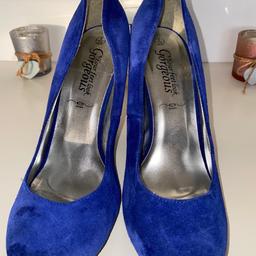 New Look Blue Suede Stiletto *like new*.

Really good condition

Just need to add picture of the sole

Selling as my mum just can’t wear heels anymore
