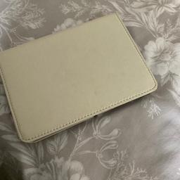 Kindle with cover
In good working order
Ideal for downloading books or general use