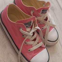 girls pink Converse pumps
worn a few times bit in good condition 
uk10 eu 26

local drop off or collection 
can post of postage paid