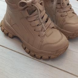 gorgeous girls chunky winter snow boots
worn these once..perfect condition
fleece lined
laces and zip on inside
eu 27

local drop off or collection l25 South Liverpool
will post of postage paid