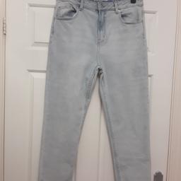 Primark Straight Leg Jeans. 99% Cotton/1% Elastane. Inside Leg: 69cm/27" approx. Always go a size bigger with Primark clothes. This item is more for a size 12. New.
♤Please view my other items for sale♤
