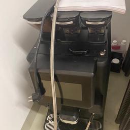 Es handelt sich hier um einen La CIMBALI 
Voll automatisierte Kaffeemaschine. 


Sie wurde fachmännisch eingestellt und noch nicht benutzt. 

Keine Garantie und Gewährleistung