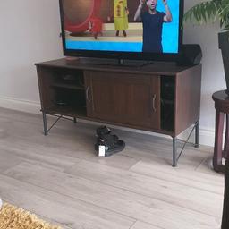 Sony 40inches smart tv with stand and remote. very good picture and works perfectly. I can throw in wall mount for free if wanted