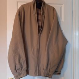 man's summer jacket 2 inside pockets
2 zip pockets on outside 
colour beige 
size 2xl