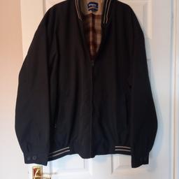 man's navy blue jacket
2 inside pockets
2 out side zip pockets
size 2xl