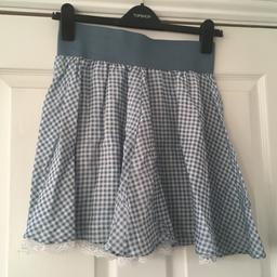 Brand new with tags, Zara skirt with elasticated waist and lace underlay. Outer and lining both 100% cotton.

Delivery by Royal Mail. Price based on small parcel, 2nd class. May cost more if tracking required.