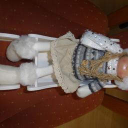 Puppe mit weißen Schlitten
Puppe ist insgesamt ca. 30 cm hoch