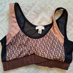 womens river island gym wear set
top is a size small with no padding
leggings are a size XS
Good condition
from a smoke/pet free home