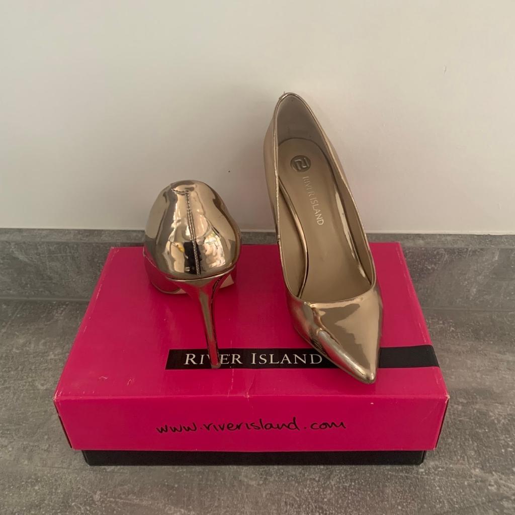 Rose Gold River Island Court Shoes

Size 5

Includes box.

Selling multiple different shoes - multi buy offer for 2 or more pairs