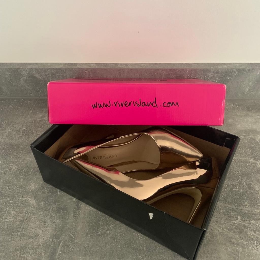 Rose Gold River Island Court Shoes

Size 5

Includes box.

Selling multiple different shoes - multi buy offer for 2 or more pairs