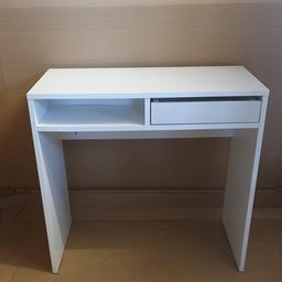 Habitat Pepper 1 Drawer Desk - White
Assembled

💥ExDisplay💥See pictures

Made from melamine with a gloss finish
1 drawer
1 fixed shelf
Easy cable access
Size H76.5, W80, D40cm.
Under desk chair space H61.3, W74.8cm.
Maximum load capacity of desk 10kg.
Weight 19kg

💥Check our other items💥