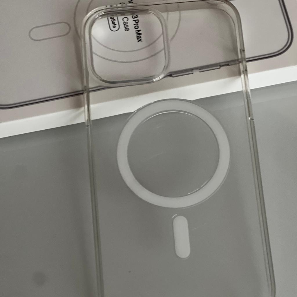Clear case MagSafe - custodia IPhone 13 ProMax leggermente segnata su un angolo come in foto.
Prezzo vendita 55€