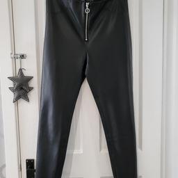 Zara Womens Leather Leggings Black
with silver Zip in front !
Size uk ; M/10
Brand New With Tag !