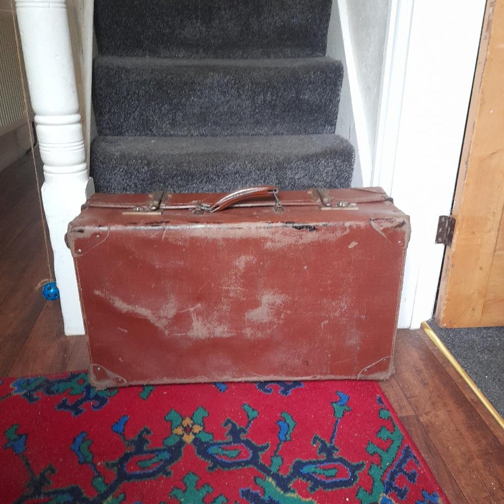 collect from Erdington Birmingham B249el old vintage suitcase for use or storage shop display etc wear and tear as normal for an old item like this .please see pics 😊 thanks