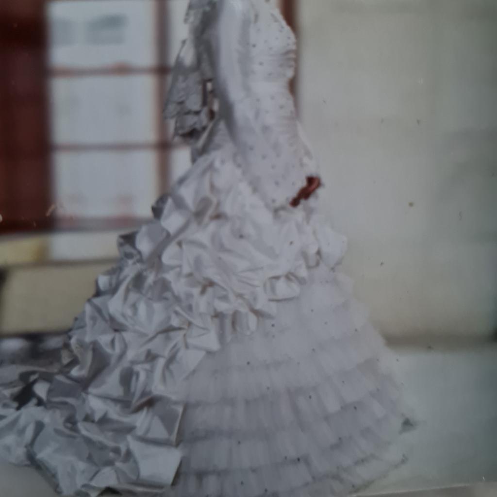 ich verkaufe meinen sehr schönen Hochzeitskleid bei Nachfrage ist ein Schleier,Bolero,Handschuhe dabei
das Hochzeitskleid ist hinten mit Schnüren deshalb Größe 36-42
Preis ist VB.