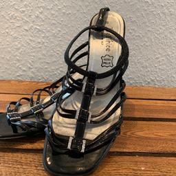 Ich verkaufe schöne elegante schwarze italienische Sandalen von Beatrice in der Größe 39 mit Absatz.

Die Schuhe sind mir leider zu groß, deswegen möchte ich sie gerne verkaufen.