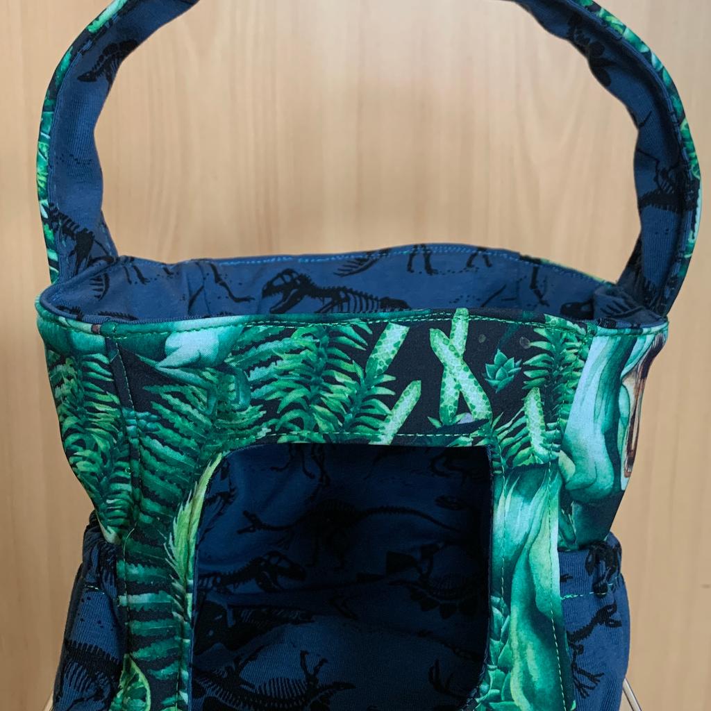 Tasche für die Tonie-Box, außen Softshell, innen Jersey, eine Seite mit „Lautsprecher-Loch“
Außen mit Seitentasche für die Toni Figuren

Bei Versand plus Versandkosten