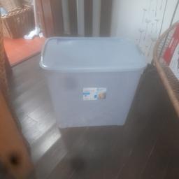 Extra large storage box with lid.
Excellent condition as only used when I moved house. 
Willing to accept £8.
NO OFFERS PLEASE 
THANKS 😊